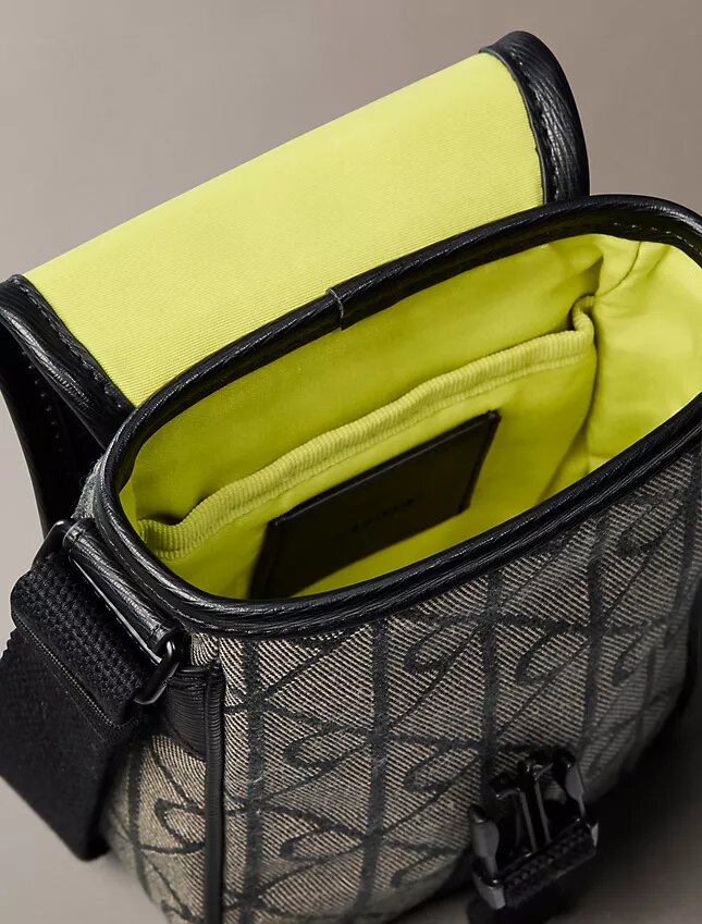 Bolso tipo reporter con jacquard de emblema Bolso tipo reporter con jacquard de emblema