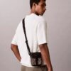 Bolso tipo reporter con jacquard de emblema Bolso tipo reporter con jacquard de emblema