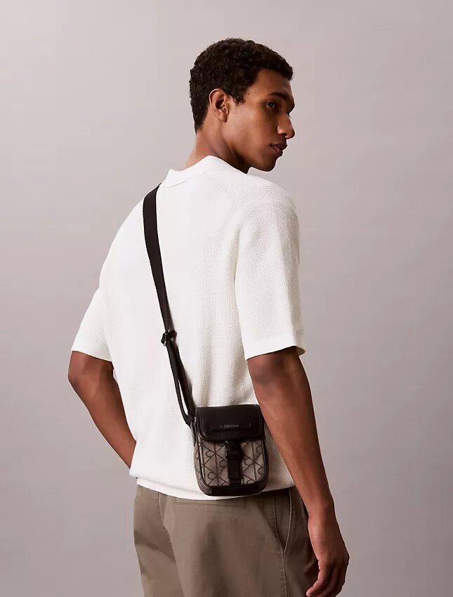 Bolso tipo reporter con jacquard de emblema Bolso tipo reporter con jacquard de emblema