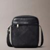 Bolso tipo reporter con logotipo en relieve por toda la superficie