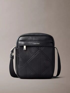 Bolso tipo reporter con logotipo en relieve por toda la superficie