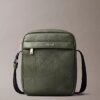 Bolso tipo reporter con logotipo en relieve por toda la superficie