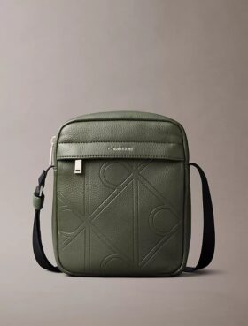 Bolso tipo reporter con logotipo en relieve por toda la superficie