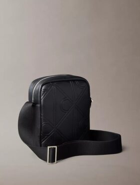 Bolso tipo reporter con logotipo en relieve por toda la superficie