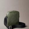 Bolso tipo reporter con logotipo en relieve por toda la superficie