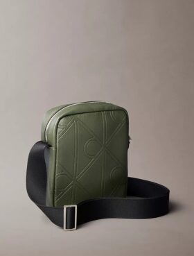 Bolso tipo reporter con logotipo en relieve por toda la superficie