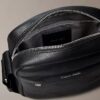 Bolso tipo reporter con logotipo en relieve por toda la superficie