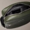 Bolso tipo reporter con logotipo en relieve por toda la superficie