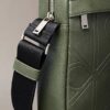 Bolso tipo reporter con logotipo en relieve por toda la superficie