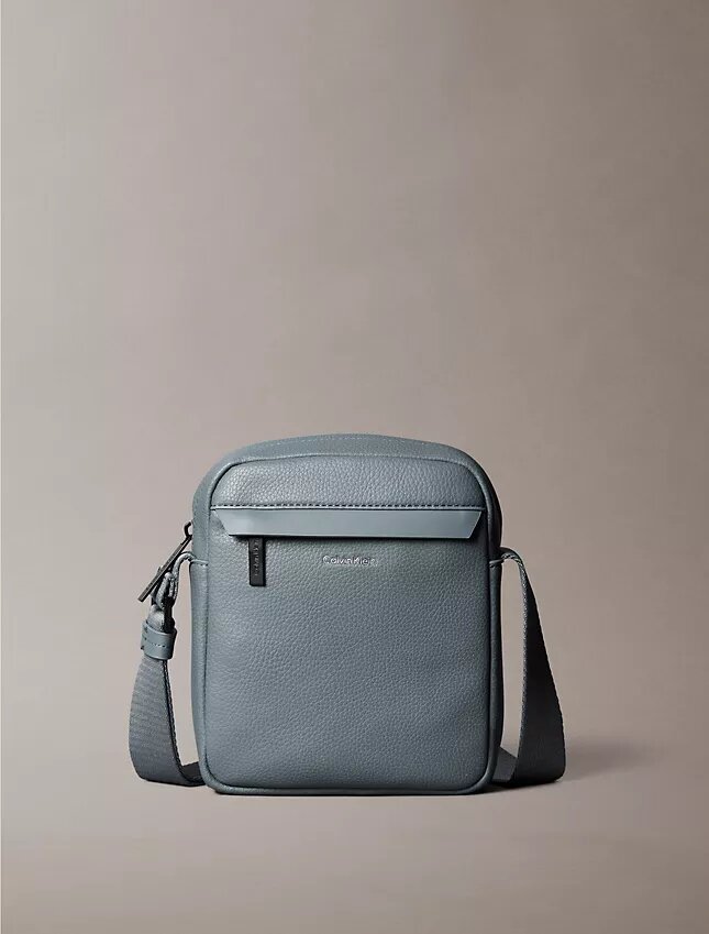 Bolso tipo reporter con textura granulada Bolso tipo reporter con textura granulada