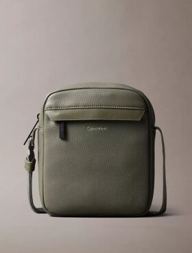 Bolso tipo reporter con textura granulada