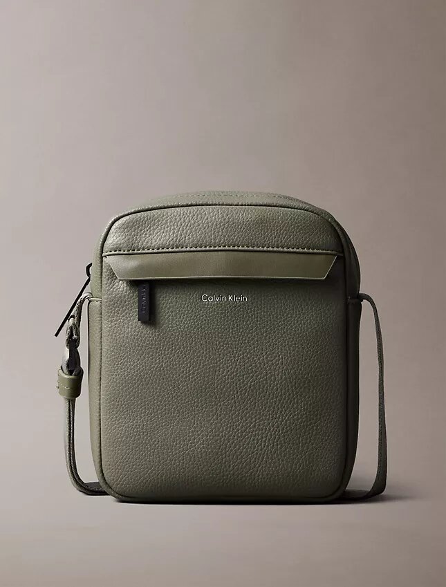 Bolso tipo reporter con textura granulada Bolso tipo reporter con textura granulada