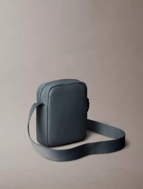 Bolso tipo reporter con textura granulada