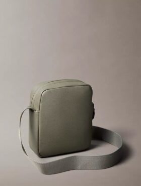 Bolso tipo reporter con textura granulada