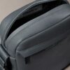 Bolso tipo reporter con textura granulada Bolso tipo reporter con textura granulada