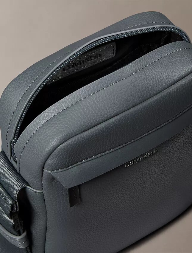 Bolso tipo reporter con textura granulada Bolso tipo reporter con textura granulada