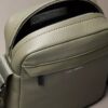 Bolso tipo reporter con textura granulada Bolso tipo reporter con textura granulada