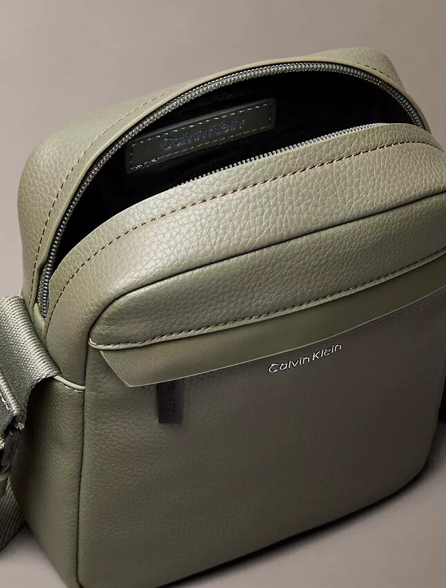 Bolso tipo reporter con textura granulada Bolso tipo reporter con textura granulada