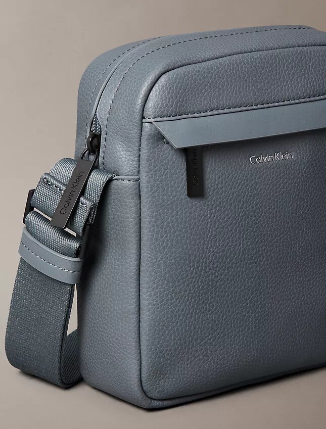 Bolso tipo reporter con textura granulada Bolso tipo reporter con textura granulada