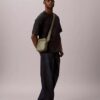 Bolso tipo reporter con textura granulada Bolso tipo reporter con textura granulada