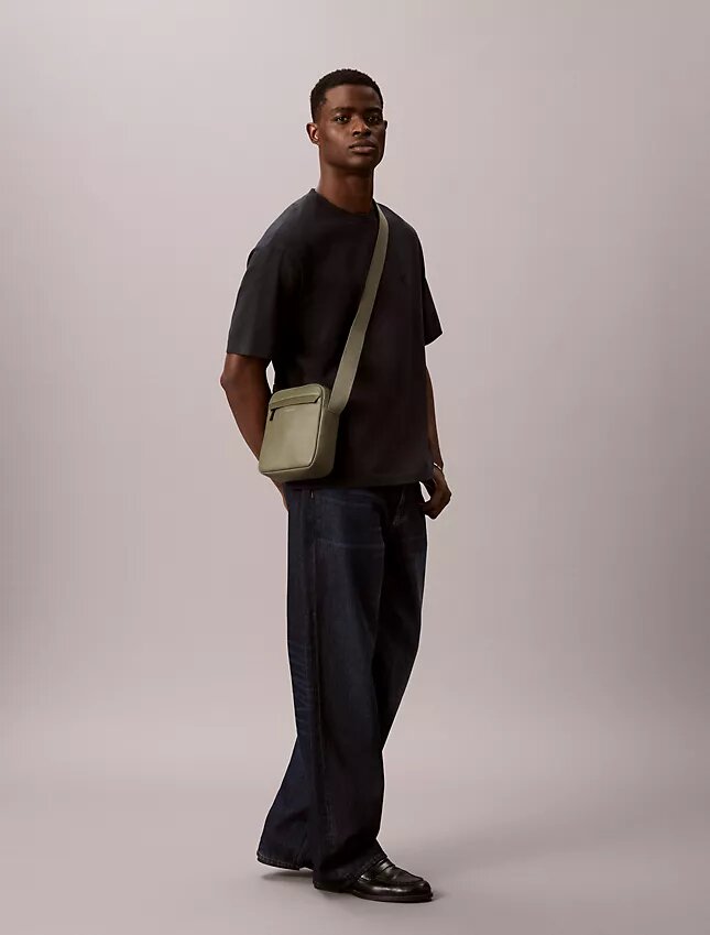 Bolso tipo reporter con textura granulada Bolso tipo reporter con textura granulada