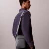 Bolso tipo reporter con textura granulada Bolso tipo reporter con textura granulada