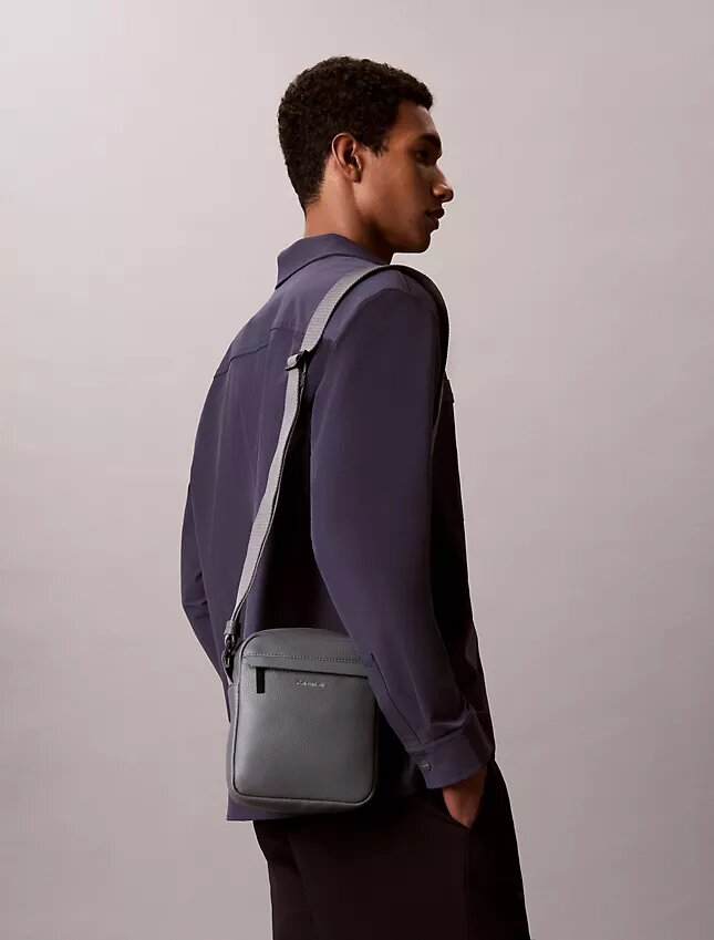 Bolso tipo reporter con textura granulada Bolso tipo reporter con textura granulada