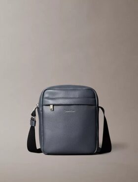 Bolso tipo reporter con textura micro granulada
