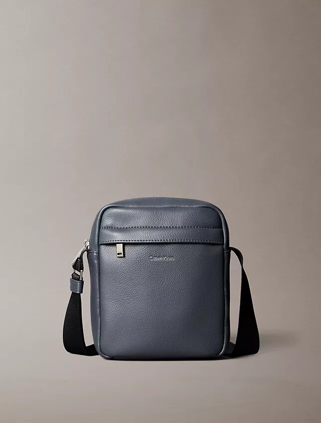 Bolso tipo reporter con textura micro granulada Bolso tipo reporter con textura micro granulada
