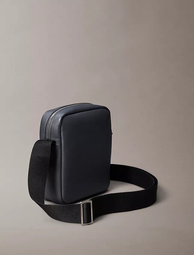 Bolso tipo reporter con textura micro granulada Bolso tipo reporter con textura micro granulada