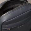 Bolso tipo reporter con textura micro granulada Bolso tipo reporter con textura micro granulada