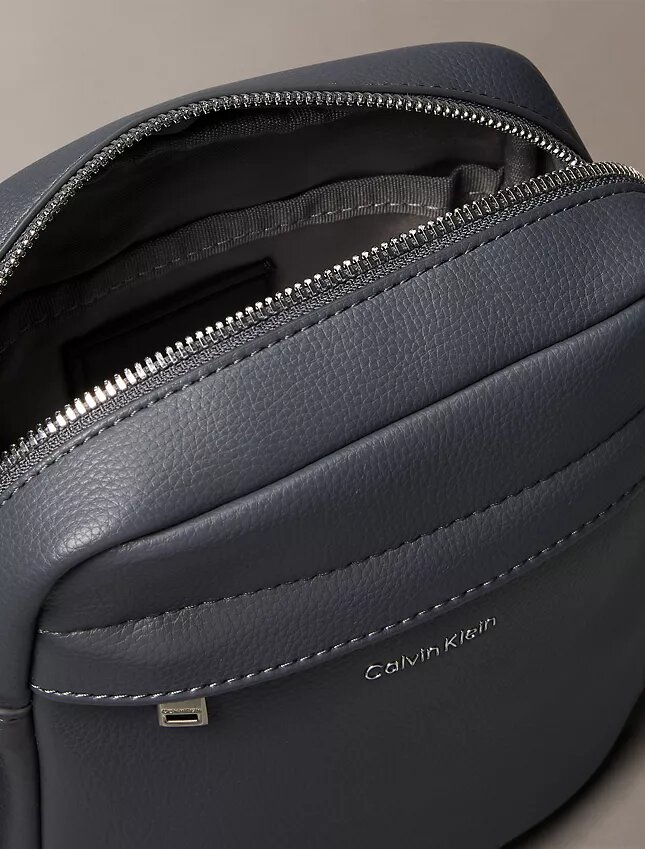 Bolso tipo reporter con textura micro granulada Bolso tipo reporter con textura micro granulada