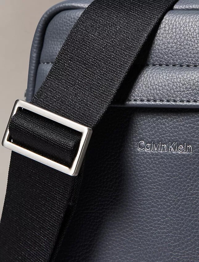 Bolso tipo reporter con textura micro granulada Bolso tipo reporter con textura micro granulada