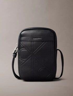 Bolso tipo reporter delgado con el logotipo del emblema grabado en toda la superficie