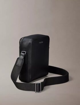 Bolso tipo reportero delgado con logotipo