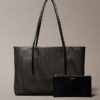Bolso tote con el logotipo del emblema por toda la superficie y bolsillo Bolso tote con el logotipo del emblema por toda la superficie y bolsillo