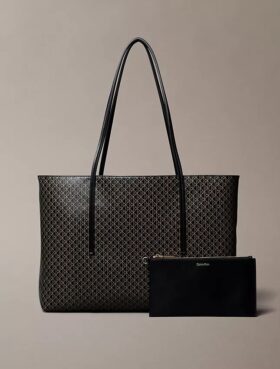 Bolso tote con el logotipo del emblema por toda la superficie y bolsillo