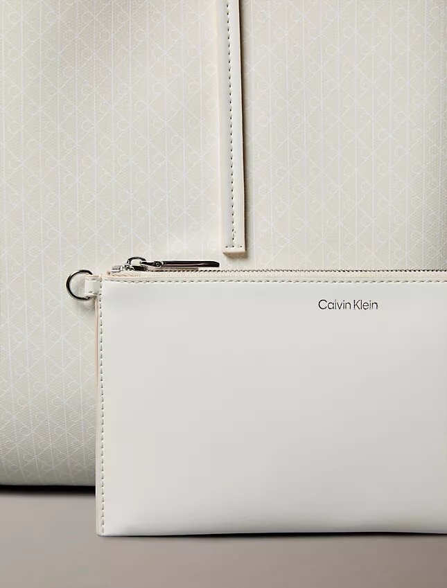 Bolso tote con el logotipo del emblema por toda la superficie y bolsillo Bolso tote con el logotipo del emblema por toda la superficie y bolsillo