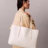 Bolso tote con el logotipo del emblema por toda la superficie y bolsillo Bolso tote con el logotipo del emblema por toda la superficie y bolsillo