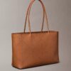 Bolso tote con logotipo perforado