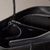 Bolso tote con logotipo perforado