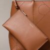 Bolso tote con logotipo perforado
