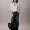 Bolso tote con logotipo perforado