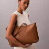 Bolso tote con logotipo perforado