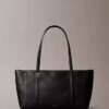Bolso tote con textura de guijarros y logotipo