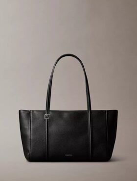 Bolso tote con textura de guijarros y logotipo