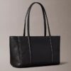 Bolso tote con textura de guijarros y logotipo