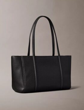 Bolso tote con textura de guijarros y logotipo