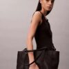 Bolso tote con textura de guijarros y logotipo