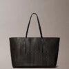 Bolso tote grande con logotipo en todo el diseño y bolsillo